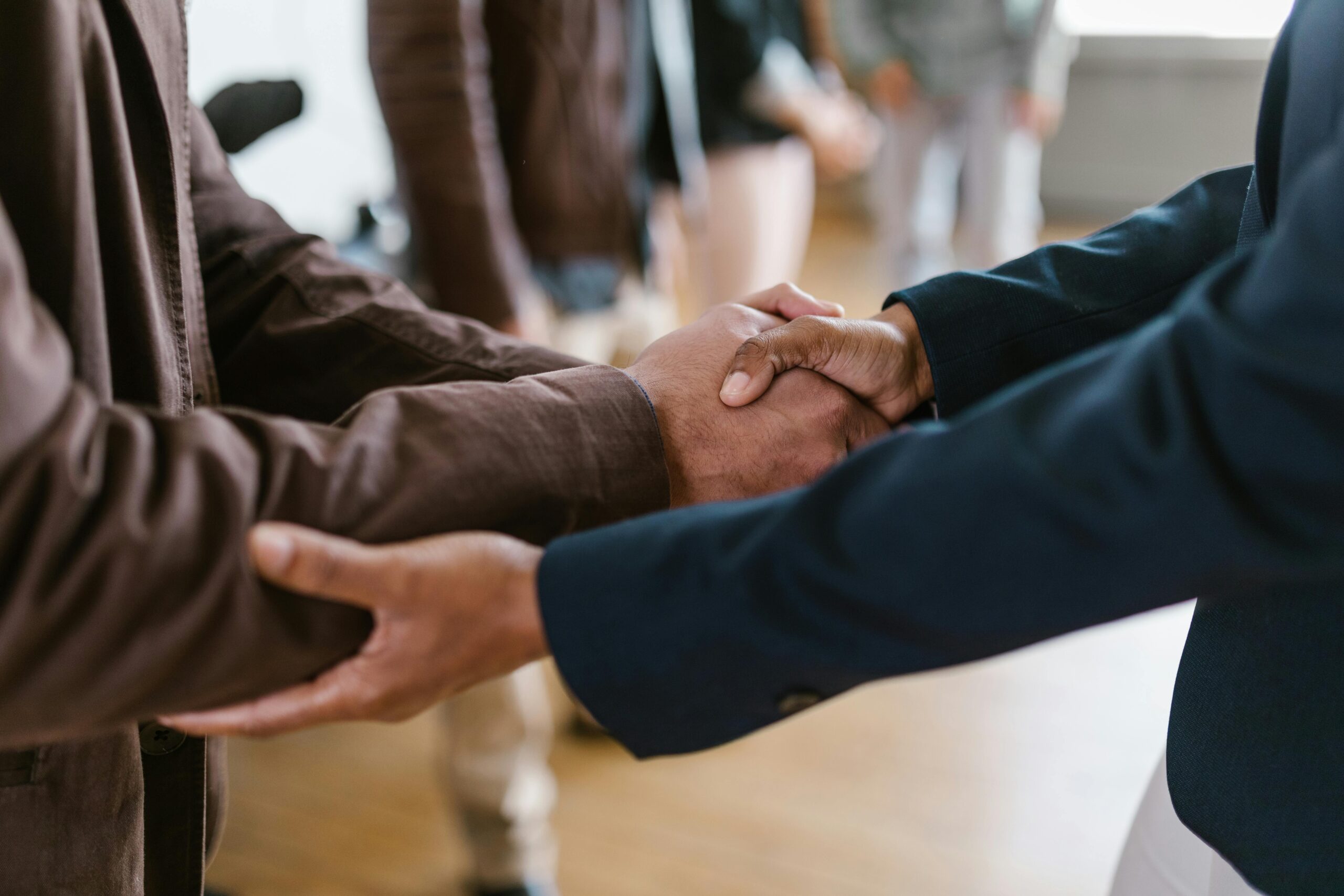 Business man, serre la main - BREEAM Investissor